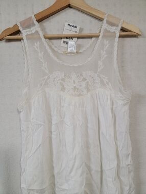 inTu. White Lace-Detail Sleeveless Top Size Medium NWT